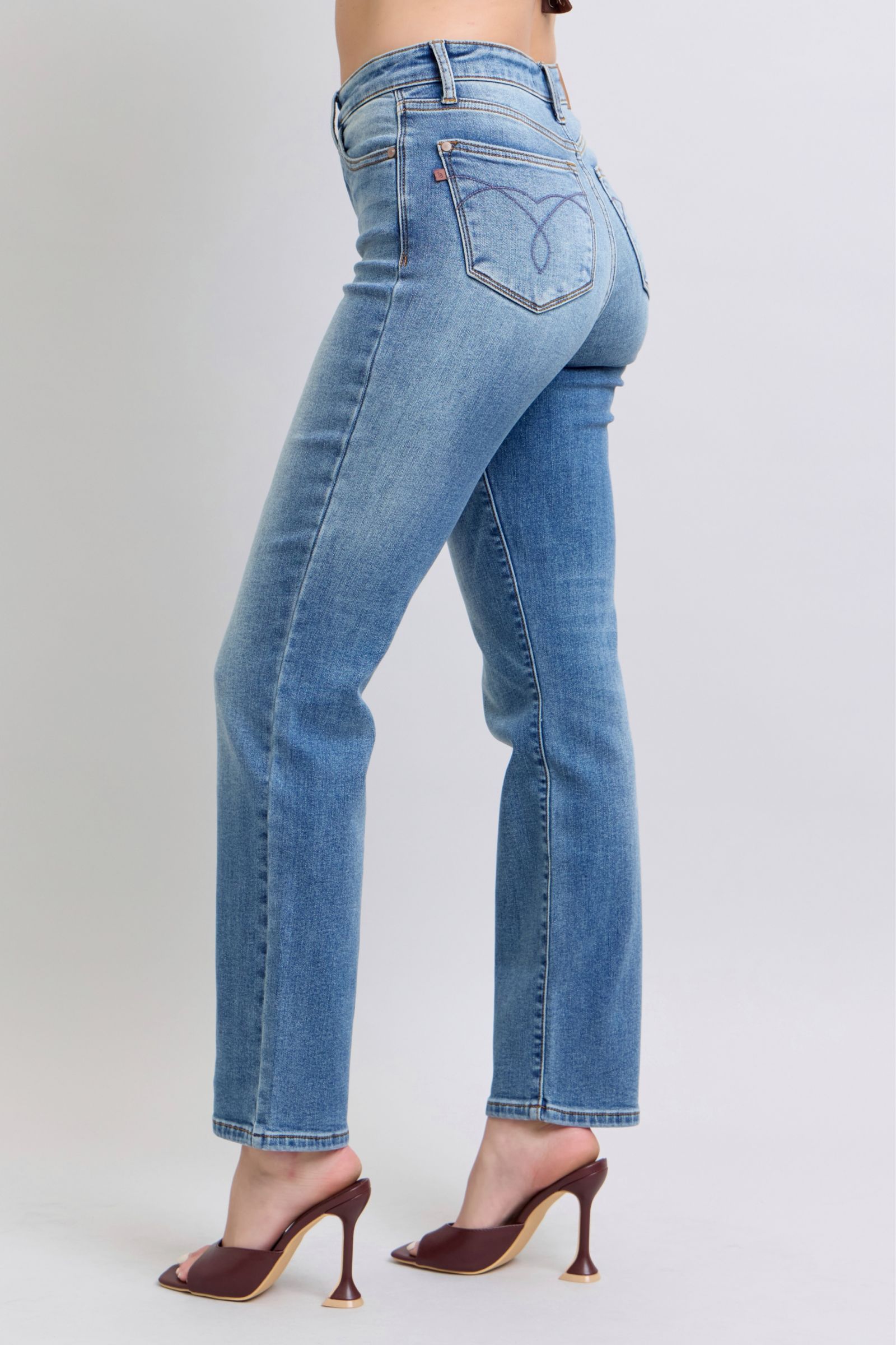 Judy Blue Full Size Run Vintage Wash Thermal Straight JeansWash thermal straight jeans with pockets are a practical and comfortable choice for everyday wear. 
These jeans feature a straight-leg silhouette that offers a classJudy Blue Full Size Run Vintage Wash Thermal Straight JeansJudy Blue Full Size Run Vintage Wash Thermal Straight Jeans