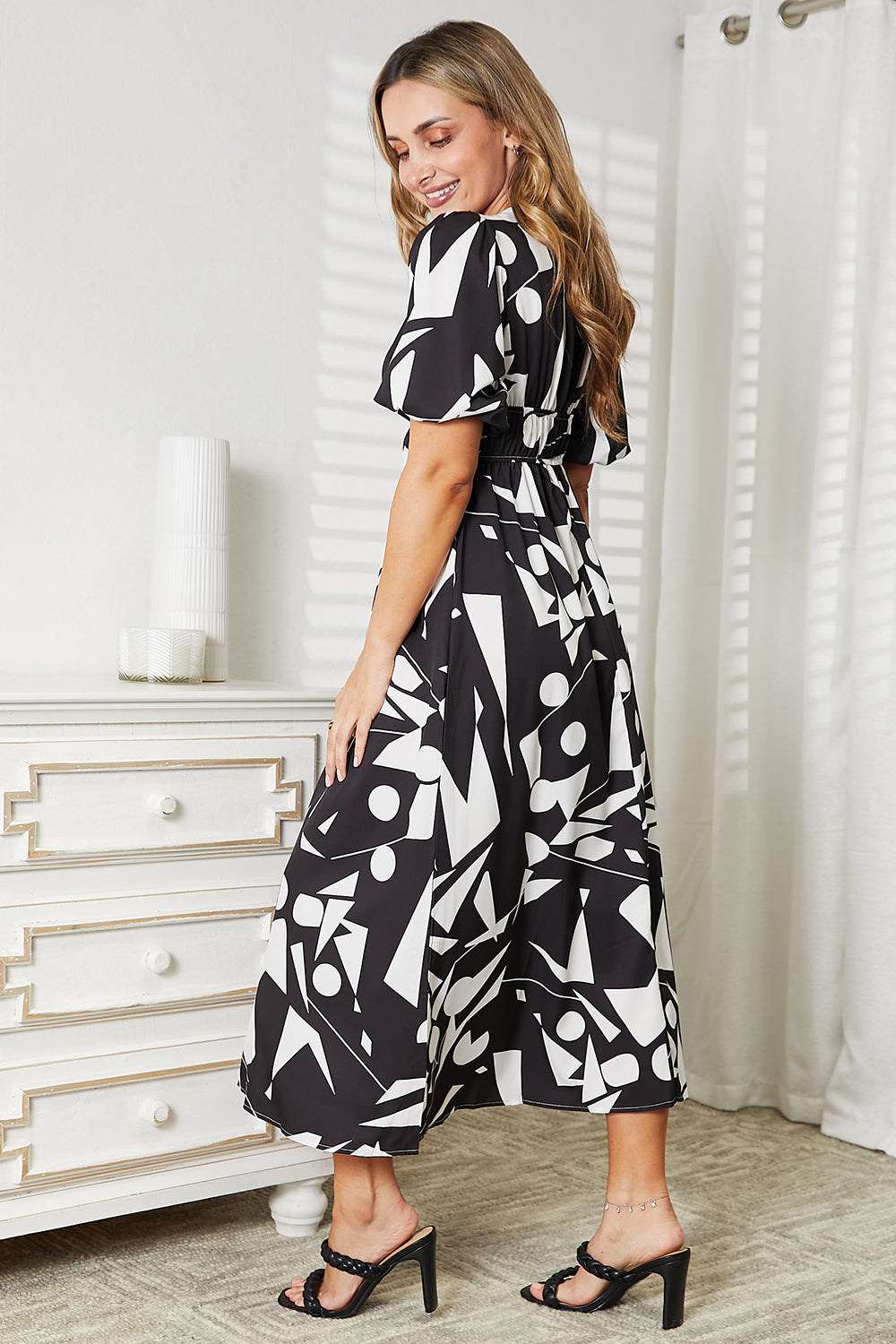 Printed Surplice Balloon Sleeve DressThis printed dress features a surplice neckline for an elegant and flattering look. The balloon sleeves add a touch of whimsy and playfulness to the dress. With its Printed Surplice Balloon Sleeve DressDressesPrinted Surplice Balloon Sleeve Dress