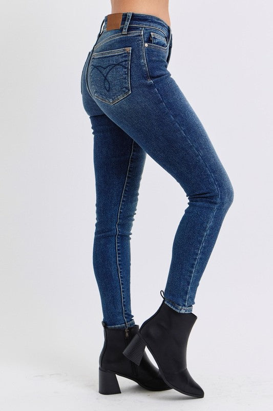 Judy Blue Full Size Run Mid-Rise Waist Skinny Jeans with Thermal LininMid-Rise Waist Skinny Jeans with Pockets are a versatile and essential piece for any wardrobe. With a flattering mid-rise waist and slimming skinny fit, these jeans Judy Blue Full Size Run Mid-Rise Waist Skinny JeansJudy Blue Full Size Run Mid-Rise Waist Skinny Jeans