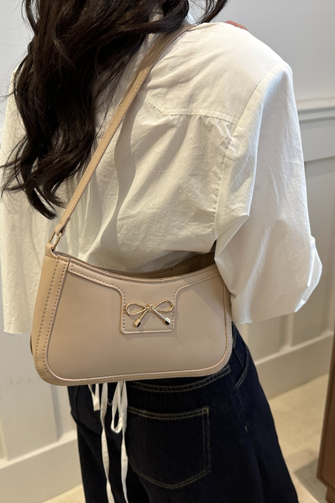 Bow Trim PU Leather Shoulder BagBow Trim PU Leather Shoulder Bag is a perfect blend of style and functionality. Crafted from high-quality elastomer and PU materials, this purse is designed to withsBow Trim PU Leather Shoulder BagBagBow Trim PU Leather Shoulder Bag