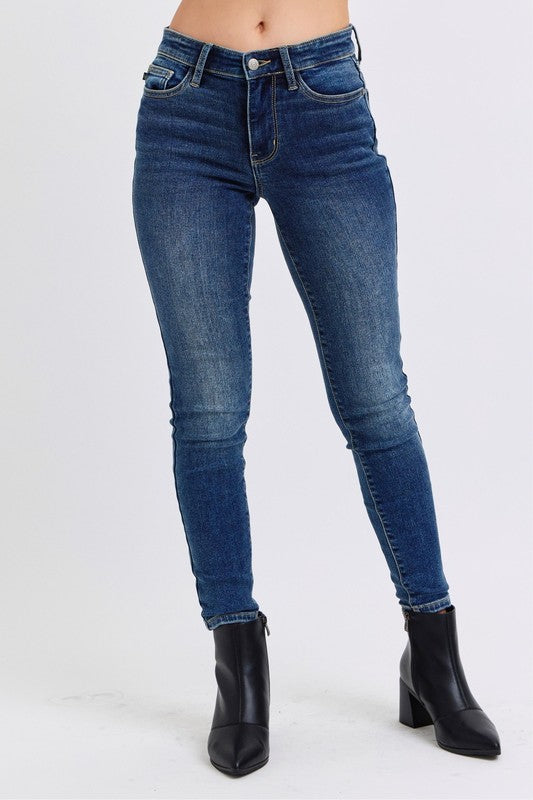 Judy Blue Full Size Run Mid-Rise Waist Skinny Jeans with Thermal LininMid-Rise Waist Skinny Jeans with Pockets are a versatile and essential piece for any wardrobe. With a flattering mid-rise waist and slimming skinny fit, these jeans Judy Blue Full Size Run Mid-Rise Waist Skinny JeansJudy Blue Full Size Run Mid-Rise Waist Skinny Jeans