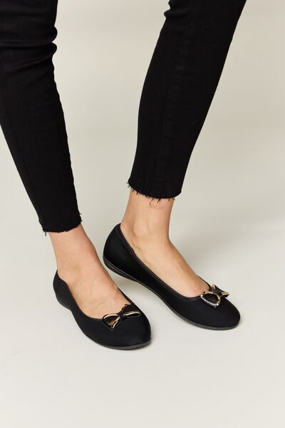 Forever Link Metal Buckle Flat LoafersThe metal buckle flat loafers are a sleek and sophisticated choice for casual occasions. The metal buckle detail adds a touch of elegance and refinement to these claForever Link Metal Buckle Flat LoafersForever Link Metal Buckle Flat Loafers