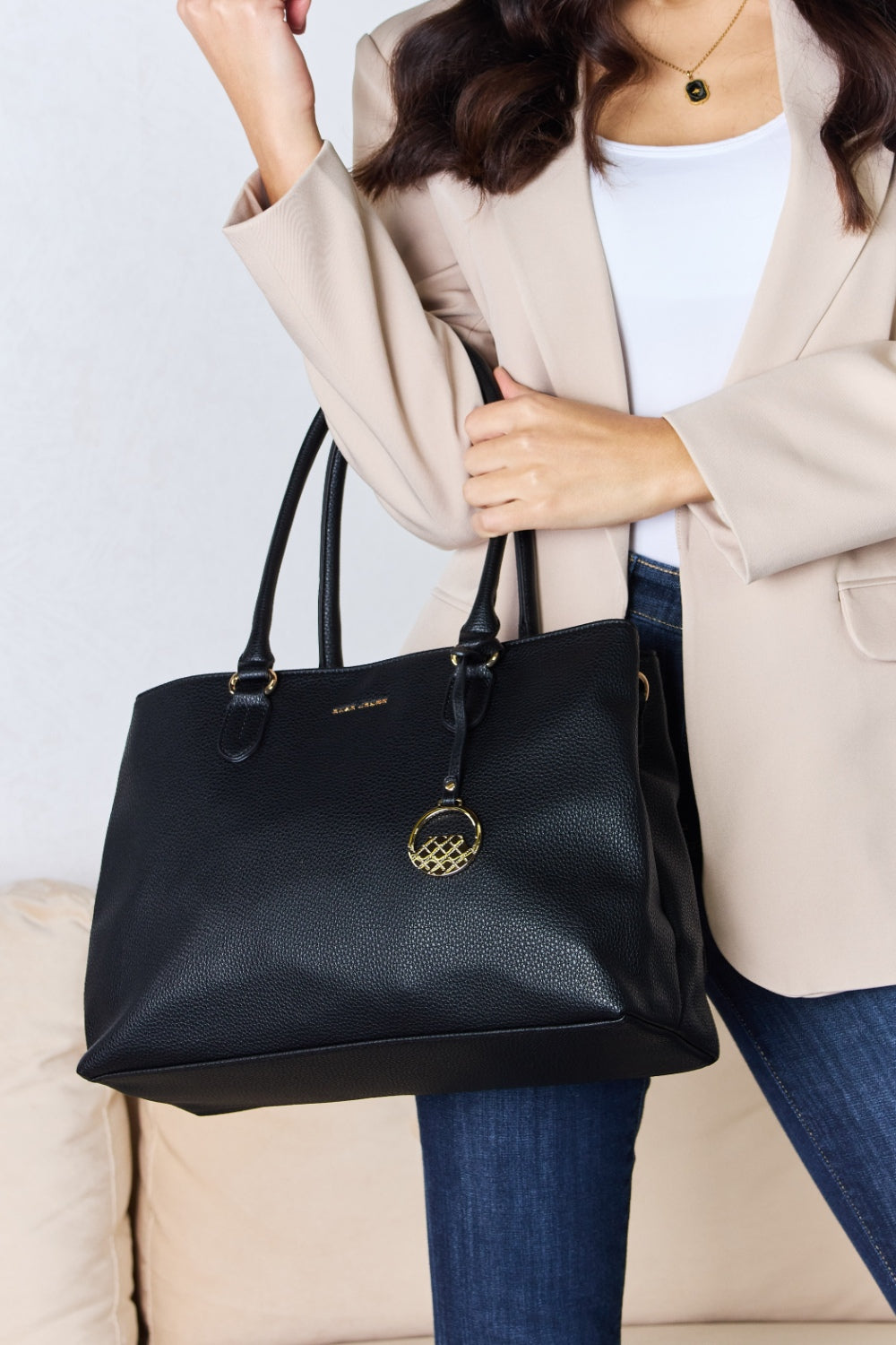 David Jones Structured Leather HandbagThe sleek lines and classic design exude a refined charm suitable for any occasion. The supple yet sturdy faux leather exterior not only replicates the luxurious feeDavid Jones Structured Leather HandbagDavid Jones Structured Leather Handbag