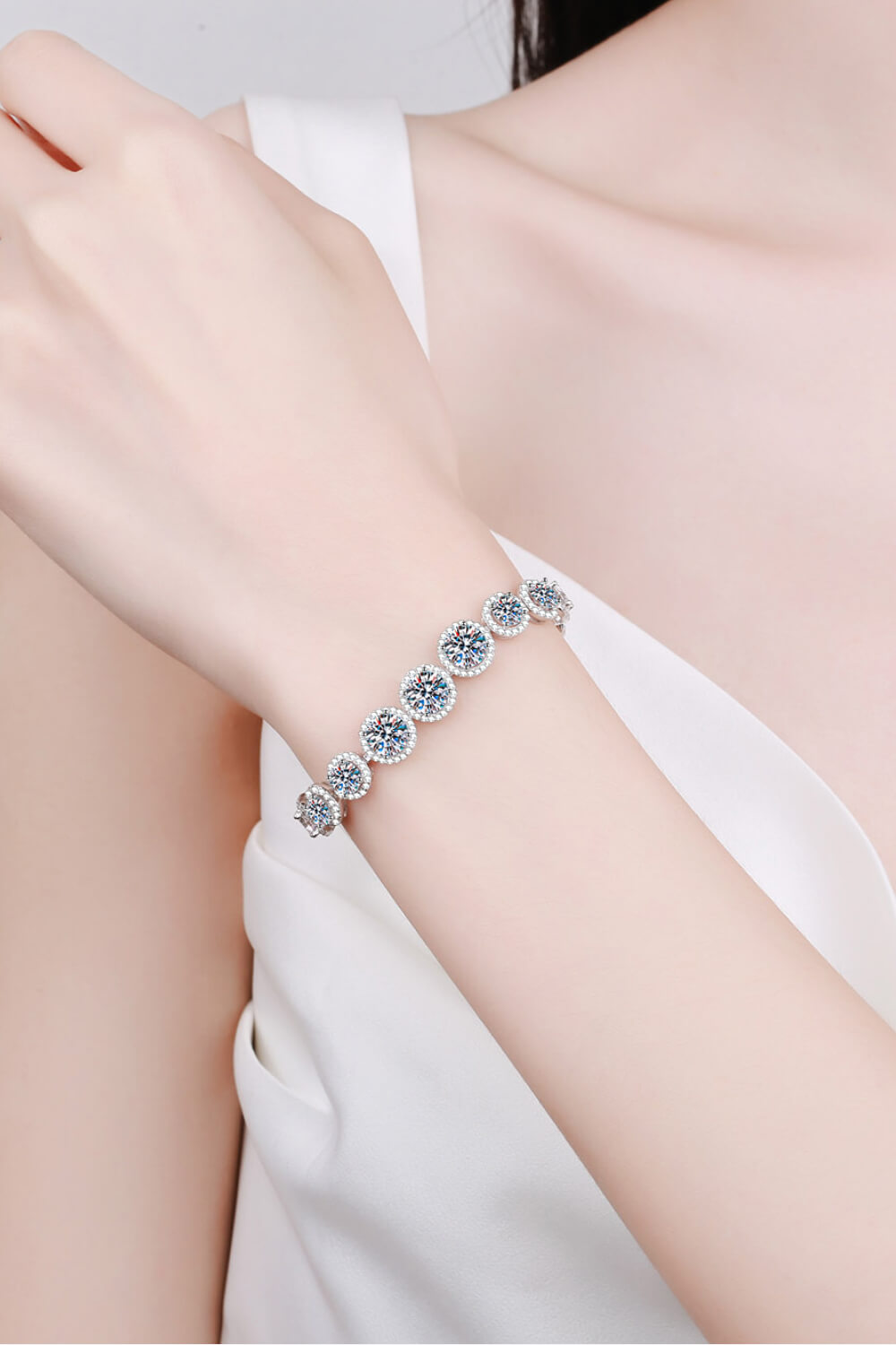 925 Sterling Silver 10.4 Carat Moissanite BraceletPicture style: Ghost mannequin
Style: Minimalist
Appearance: Minimalist design
Material: 925 sterling silver, moissanite, zircon (accent stones), rhodium-plated, the925 Sterling Silver 10925 Sterling Silver 10