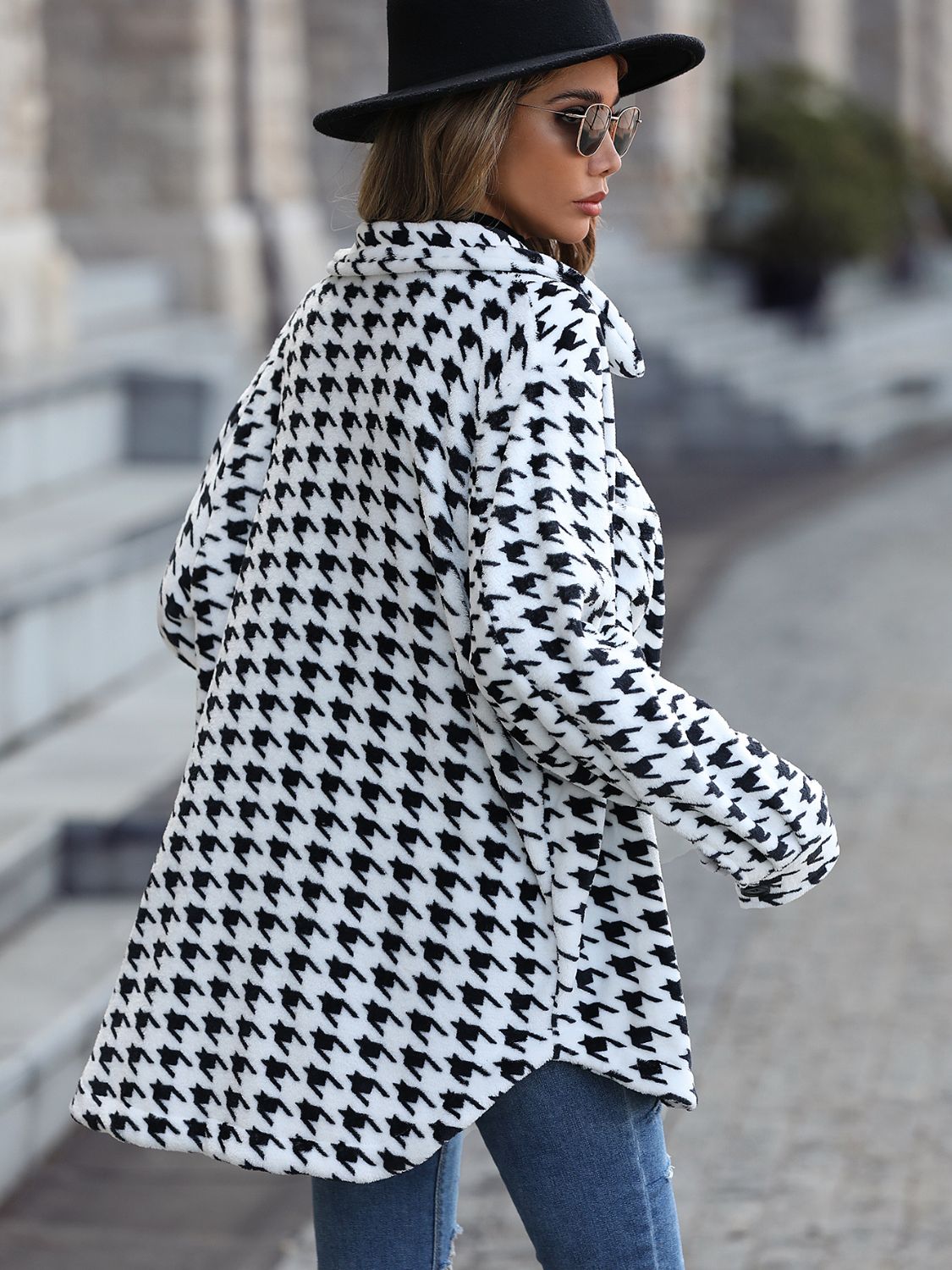 Houndstooth Button Down JacketFeatures: Buttoned
Thickness: Normal
Material composition: 100% polyester
Care instructions: Machine wash cold. Tumble dry low.
Imported
Product measurements:
S: buspuffer jacketCoatspuffer jacket