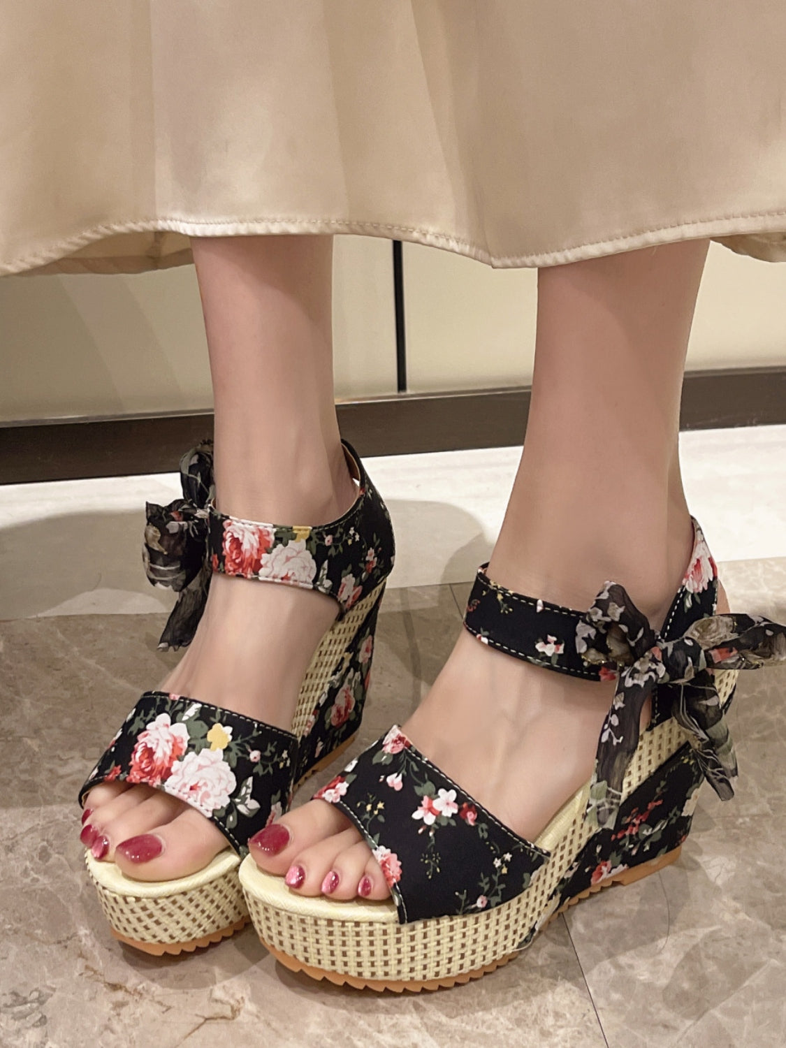 Floral Tied High Heel SandalsIncludes: Box not included
Heel height: High heels
Material: Rubber, PU
Imported
Product Measurements (Measurements by inches) &amp; Size Conversion

Size
Foot lengtFloral Tied High Heel SandalsFloral Tied High Heel Sandals