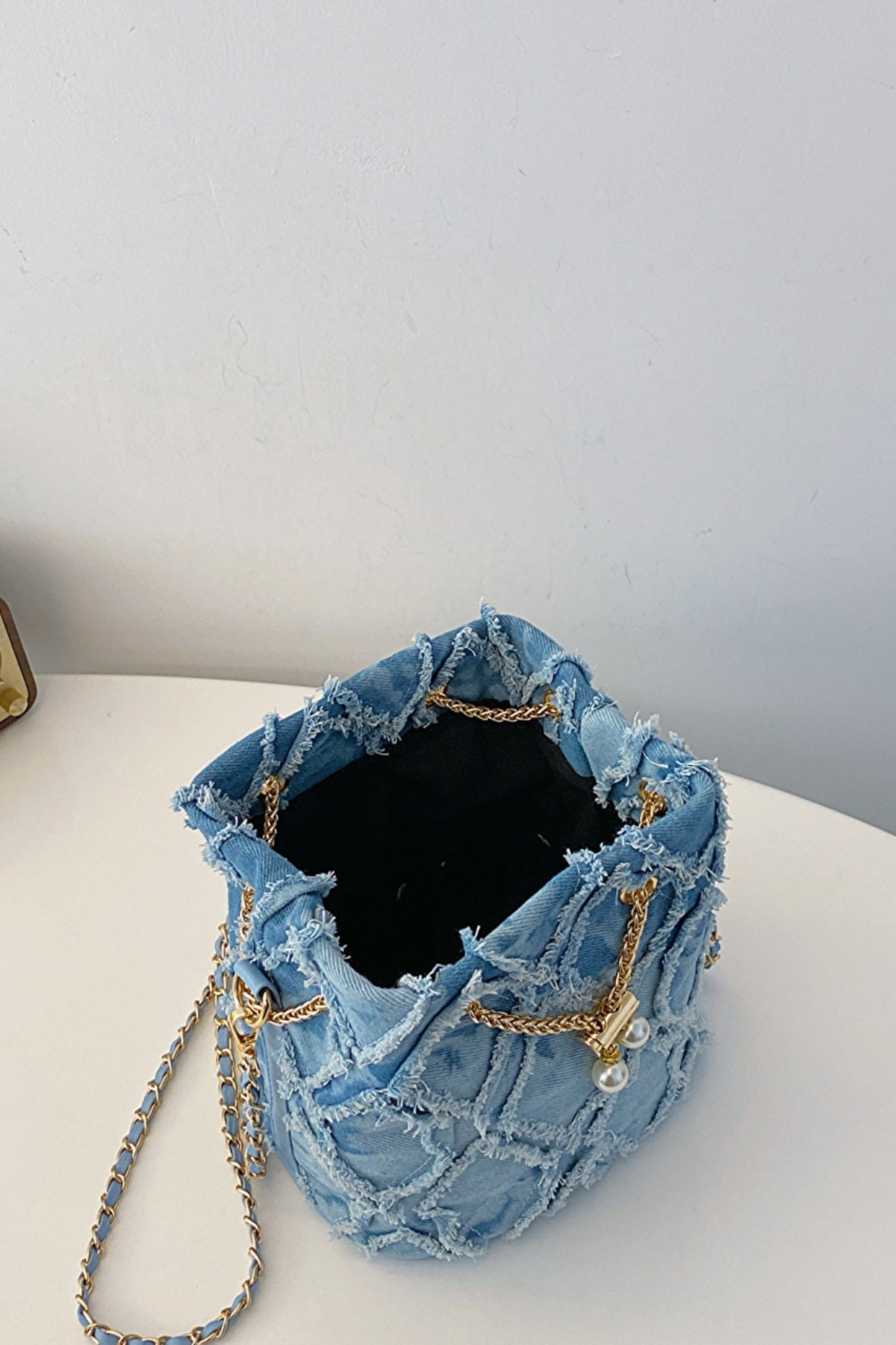 Chain Drawstring Raw Edge Denim Bucket BagBag size: Small
Material: Denim
Imported
Product Measurements (Measurements by inches) &amp; Size Conversion

Size
Actual Height
Actual Width
Actual Length


One SizChain Drawstring Raw Edge Denim Bucket BagChain Drawstring Raw Edge Denim Bucket Bag