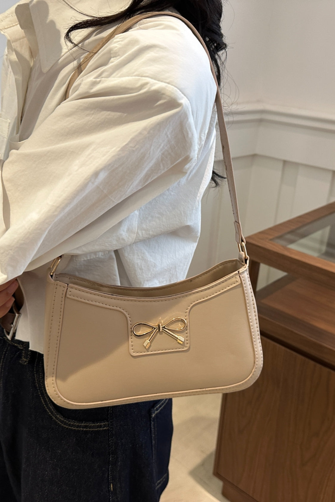 Bow Trim PU Leather Shoulder BagBow Trim PU Leather Shoulder Bag is a perfect blend of style and functionality. Crafted from high-quality elastomer and PU materials, this purse is designed to withsBow Trim PU Leather Shoulder BagBagBow Trim PU Leather Shoulder Bag