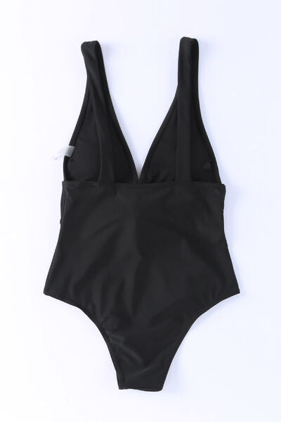 Plunge Wide Strap One-Piece SwimwearFeatures: Tied
Chest pad: Removable padding
Underwire: No underwire
Stretch: Stretchy
Material composition: 82% polyamide, 18% elastane
Care instructions: Machine waPlunge Wide StrapPlunge Wide Strap