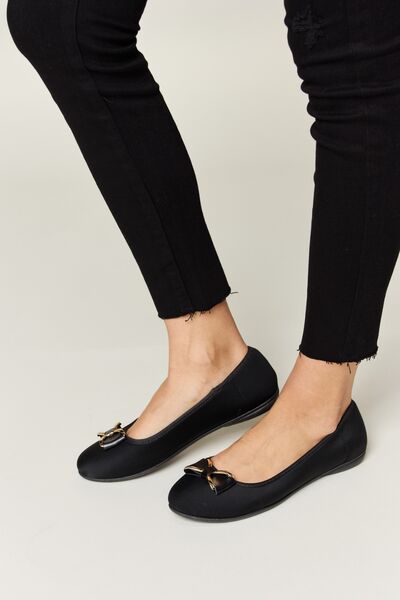 Forever Link Metal Buckle Flat LoafersThe metal buckle flat loafers are a sleek and sophisticated choice for casual occasions. The metal buckle detail adds a touch of elegance and refinement to these claForever Link Metal Buckle Flat LoafersForever Link Metal Buckle Flat Loafers