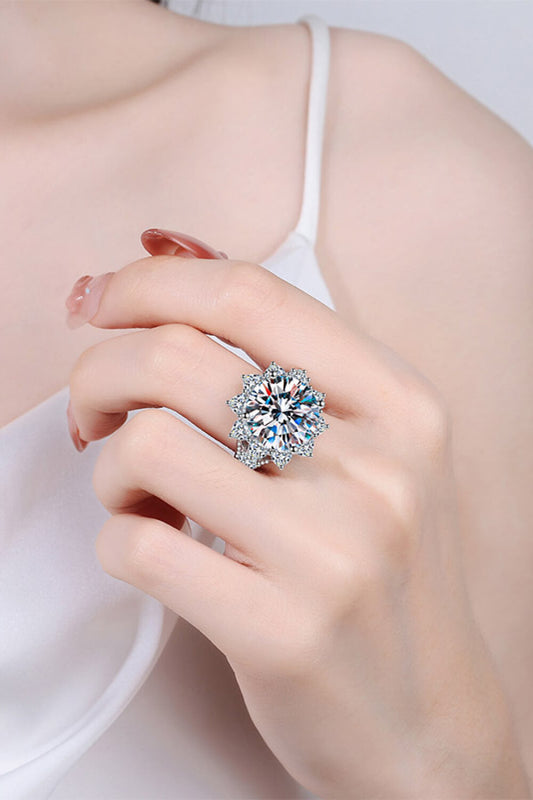 10 Carat Moissanite Flower-Shaped RingPicture style: Flat lay
Style: Modern, minimalist
Appearance: Flower
Material: 925 sterling silver, moissanite, rhodium-plated
Craft: Polished
Care: Avoid wearing du10 Carat Moissanite Flower-Shaped RingRing10 Carat Moissanite Flower-Shaped Ring