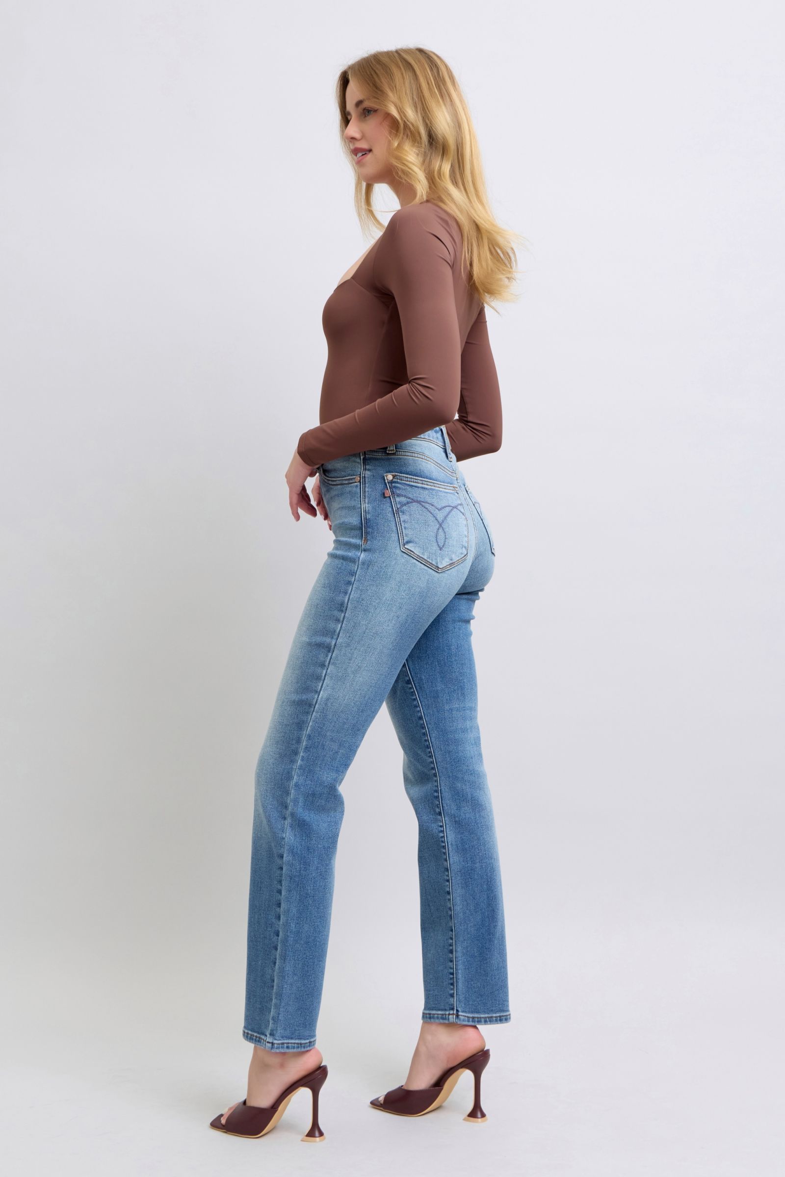 Judy Blue Full Size Run Vintage Wash Thermal Straight JeansWash thermal straight jeans with pockets are a practical and comfortable choice for everyday wear. 
These jeans feature a straight-leg silhouette that offers a classJudy Blue Full Size Run Vintage Wash Thermal Straight JeansJudy Blue Full Size Run Vintage Wash Thermal Straight Jeans