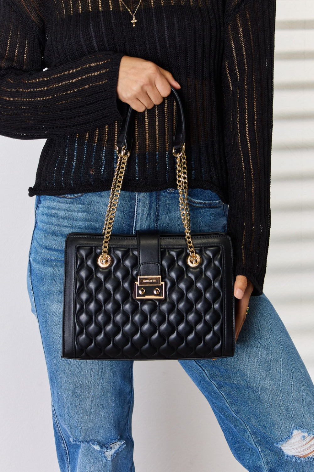 David Jones Quilted PU Leather HandbagThis quilted PU leather handbag is a stylish and luxurious accessory that will elevate your outfit. The quilted design adds a touch of sophistication and texture, whDavid Jones Quilted PU Leather HandbagDavid Jones Quilted PU Leather Handbag