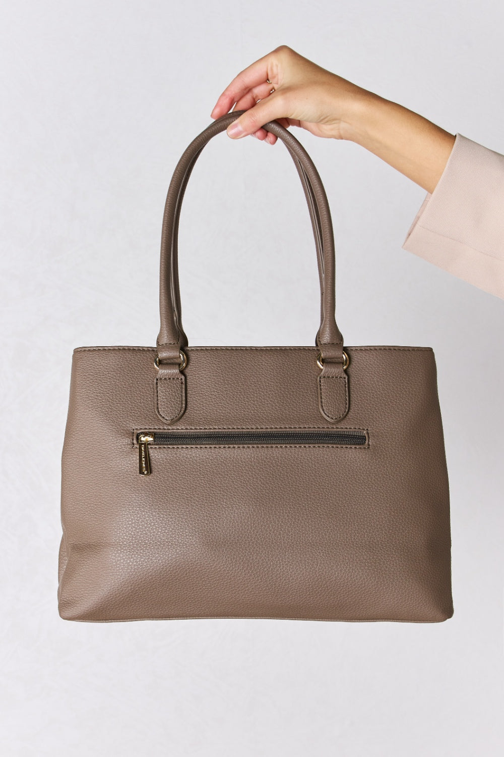 David Jones Structured Leather HandbagThe sleek lines and classic design exude a refined charm suitable for any occasion. The supple yet sturdy faux leather exterior not only replicates the luxurious feeDavid Jones Structured Leather HandbagDavid Jones Structured Leather Handbag