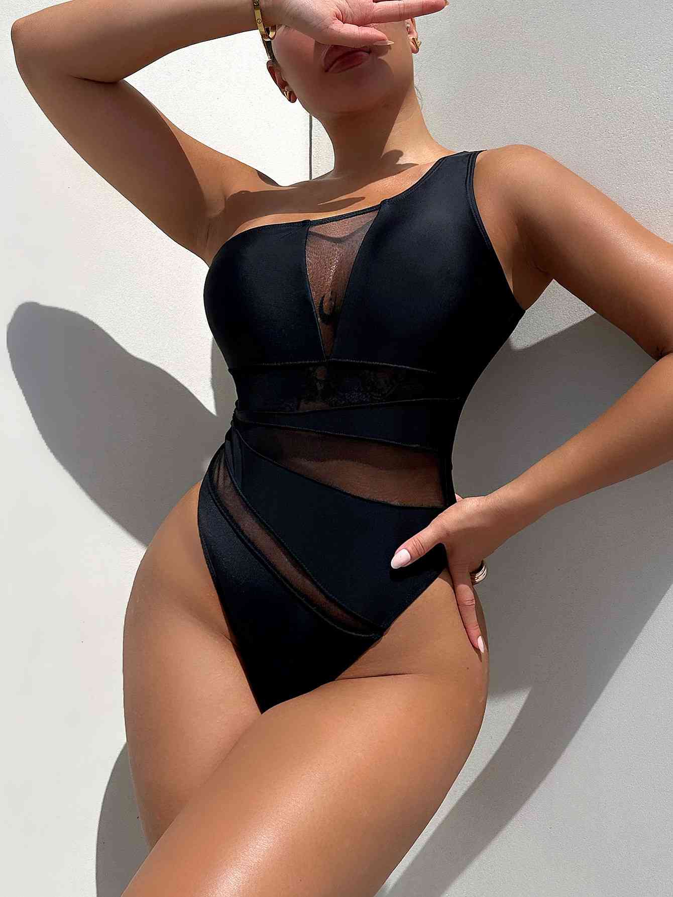 One-Shoulder Sleeveless One-Piece SwimsuitTop type: No underwire
Chest pad: Removable padding
Pattern type: Solid
Style: Outdoors, Beach
Features: Basic style
Neckline: One shoulder
Material composition: 80%Shoulder SleevelessShoulder Sleeveless