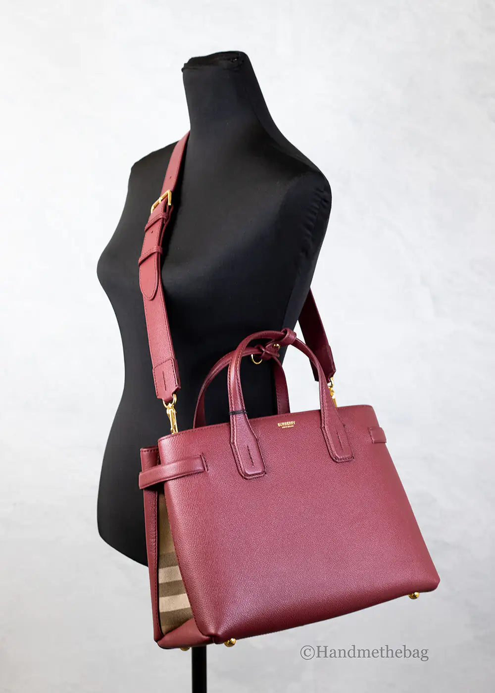 Burberry Banner Medium Crimson Leather Tote BagStyle: Burberry Banner Medium Crimson Tote Crossbody Bag
Material: Grainy Leather 
Features: Adjustable/Detachable Crossbody Strap, Inner Zip and Slip Pockets, CenteBurberry Banner Medium Crimson Leather Tote BagBurberry Banner Medium Crimson Leather Tote Bag