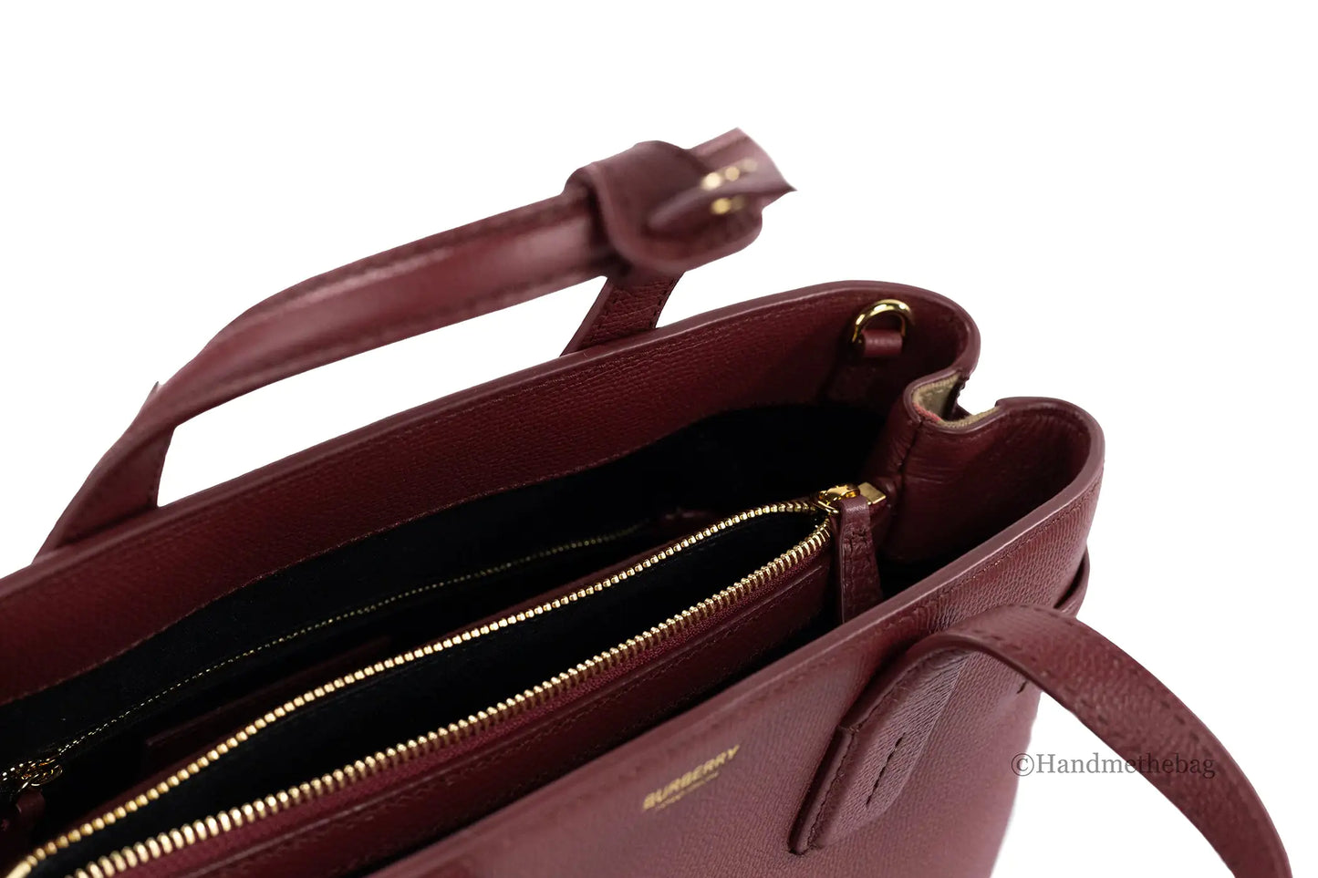 Burberry Banner Medium Crimson Leather Tote BagStyle: Burberry Banner Medium Crimson Tote Crossbody Bag
Material: Grainy Leather 
Features: Adjustable/Detachable Crossbody Strap, Inner Zip and Slip Pockets, CenteBurberry Banner Medium Crimson Leather Tote BagBurberry Banner Medium Crimson Leather Tote Bag