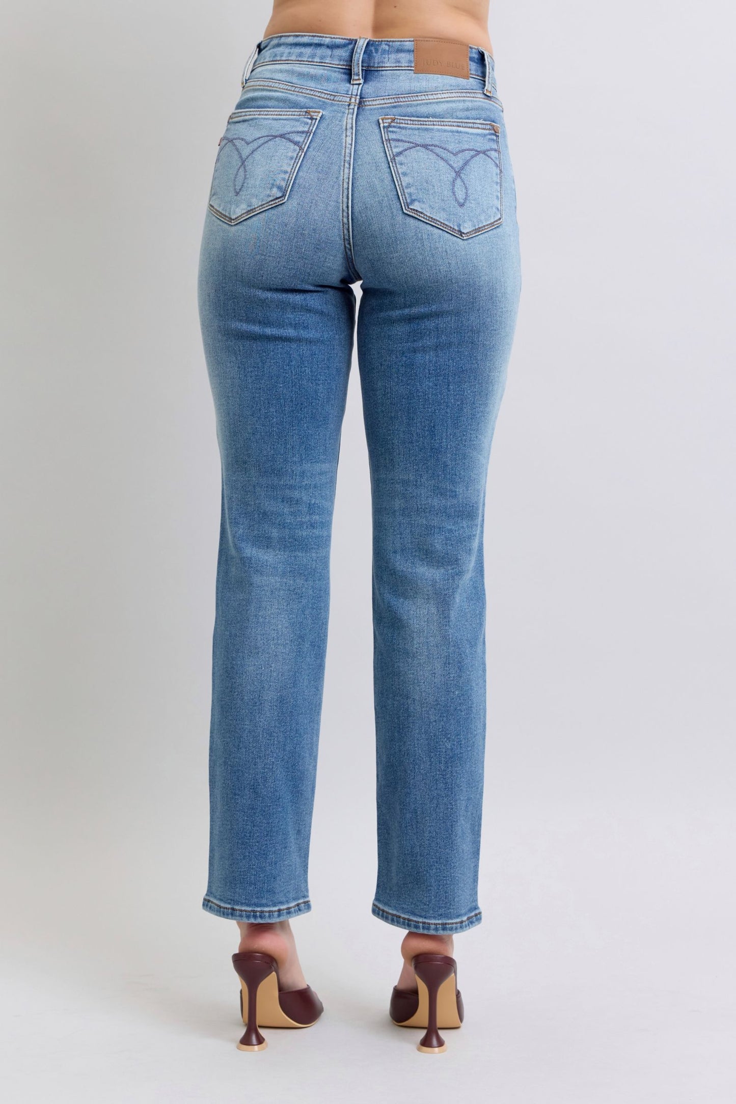 Judy Blue Full Size Run Vintage Wash Thermal Straight JeansWash thermal straight jeans with pockets are a practical and comfortable choice for everyday wear. 
These jeans feature a straight-leg silhouette that offers a classJudy Blue Full Size Run Vintage Wash Thermal Straight JeansJudy Blue Full Size Run Vintage Wash Thermal Straight Jeans