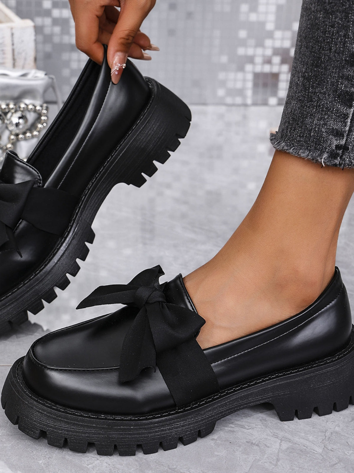 Bow PU Leather Round Toe LoafersIncludes: Box not included
Heel height: Mid heels
Material: Rubber, PU leather
Imported
Product Measurements (Measurements by inches) &amp; Size Conversion

Size
FooBow PU Leather Round Toe LoafersBow PU Leather Round Toe Loafers