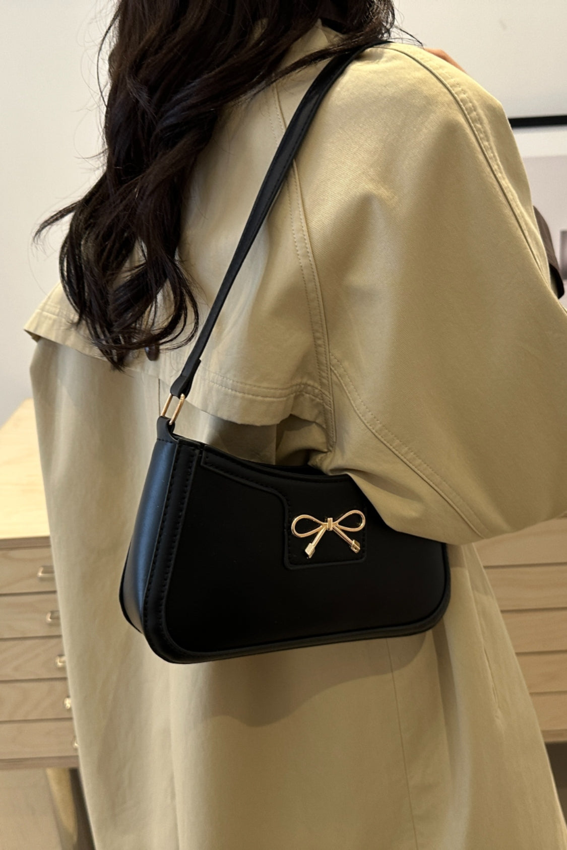 Bow Trim PU Leather Shoulder BagBow Trim PU Leather Shoulder Bag is a perfect blend of style and functionality. Crafted from high-quality elastomer and PU materials, this purse is designed to withsBow Trim PU Leather Shoulder BagBagBow Trim PU Leather Shoulder Bag