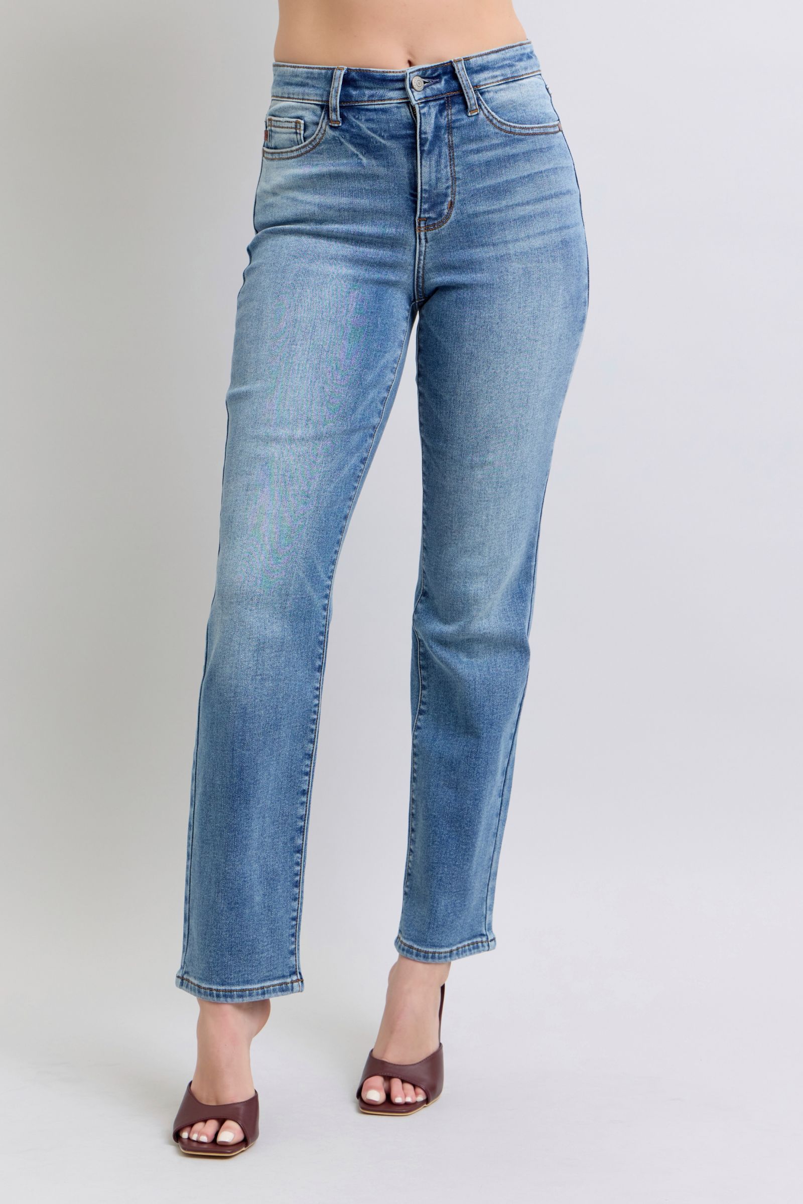 Judy Blue Full Size Run Vintage Wash Thermal Straight JeansWash thermal straight jeans with pockets are a practical and comfortable choice for everyday wear. 
These jeans feature a straight-leg silhouette that offers a classJudy Blue Full Size Run Vintage Wash Thermal Straight JeansJudy Blue Full Size Run Vintage Wash Thermal Straight Jeans