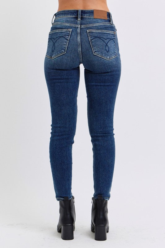 Judy Blue Full Size Run Mid-Rise Waist Skinny Jeans with Thermal LininMid-Rise Waist Skinny Jeans with Pockets are a versatile and essential piece for any wardrobe. With a flattering mid-rise waist and slimming skinny fit, these jeans Judy Blue Full Size Run Mid-Rise Waist Skinny JeansJudy Blue Full Size Run Mid-Rise Waist Skinny Jeans