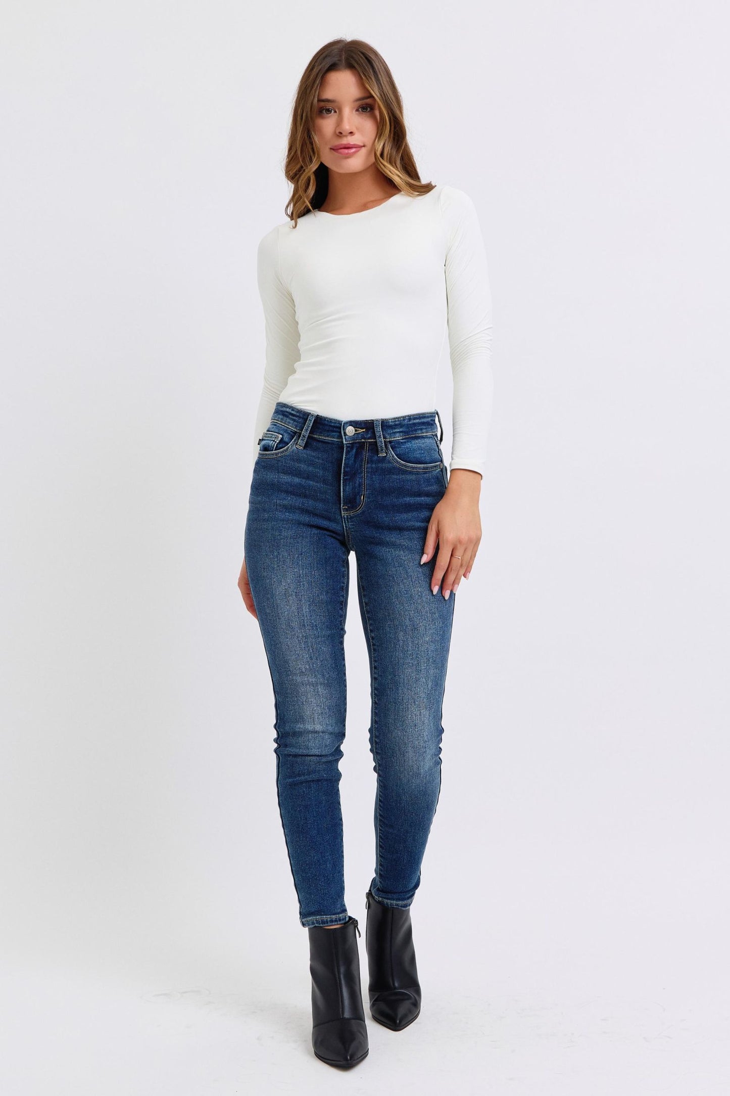 Judy Blue Full Size Run Mid-Rise Waist Skinny Jeans with Thermal LininMid-Rise Waist Skinny Jeans with Pockets are a versatile and essential piece for any wardrobe. With a flattering mid-rise waist and slimming skinny fit, these jeans Judy Blue Full Size Run Mid-Rise Waist Skinny JeansJudy Blue Full Size Run Mid-Rise Waist Skinny Jeans