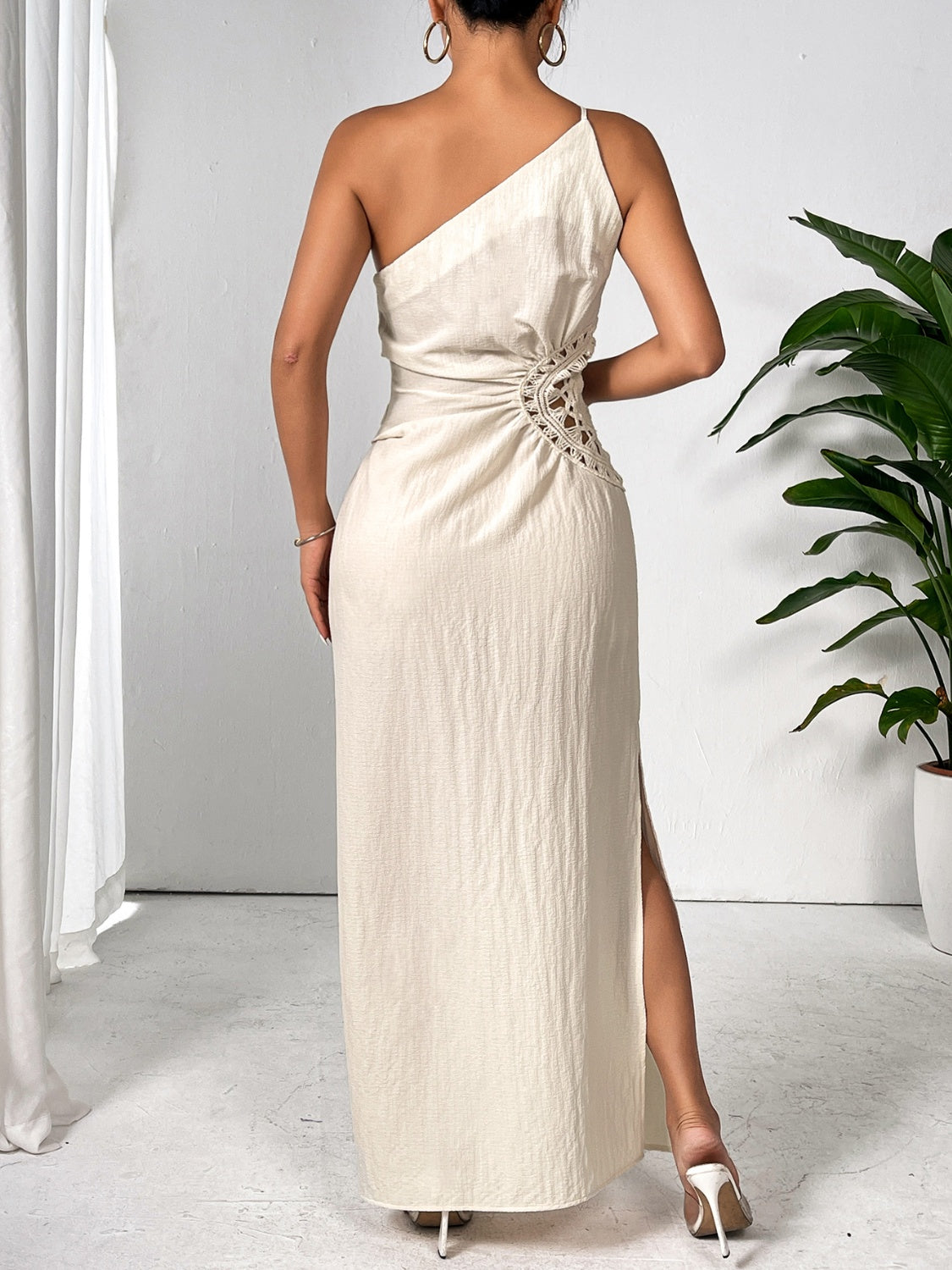 Honey Slit One Shoulder Sleeveless Maxi DressFeatures: Slit
Sheer: Opaque
Stretch: Slightly stretchy
Body: Not lined
Material composition: 95% polyester, 5% elastane
Care instructions: Machine wash cold. TumbleShoulder Sleeveless Maxi DressShoulder Sleeveless Maxi Dress