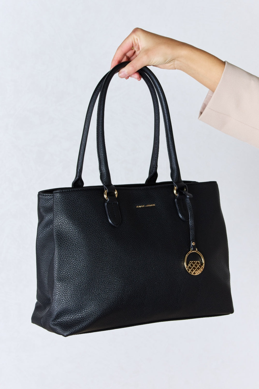 David Jones Structured Leather HandbagThe sleek lines and classic design exude a refined charm suitable for any occasion. The supple yet sturdy faux leather exterior not only replicates the luxurious feeDavid Jones Structured Leather HandbagDavid Jones Structured Leather Handbag