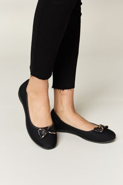 Forever Link Metal Buckle Flat LoafersThe metal buckle flat loafers are a sleek and sophisticated choice for casual occasions. The metal buckle detail adds a touch of elegance and refinement to these claForever Link Metal Buckle Flat LoafersForever Link Metal Buckle Flat Loafers