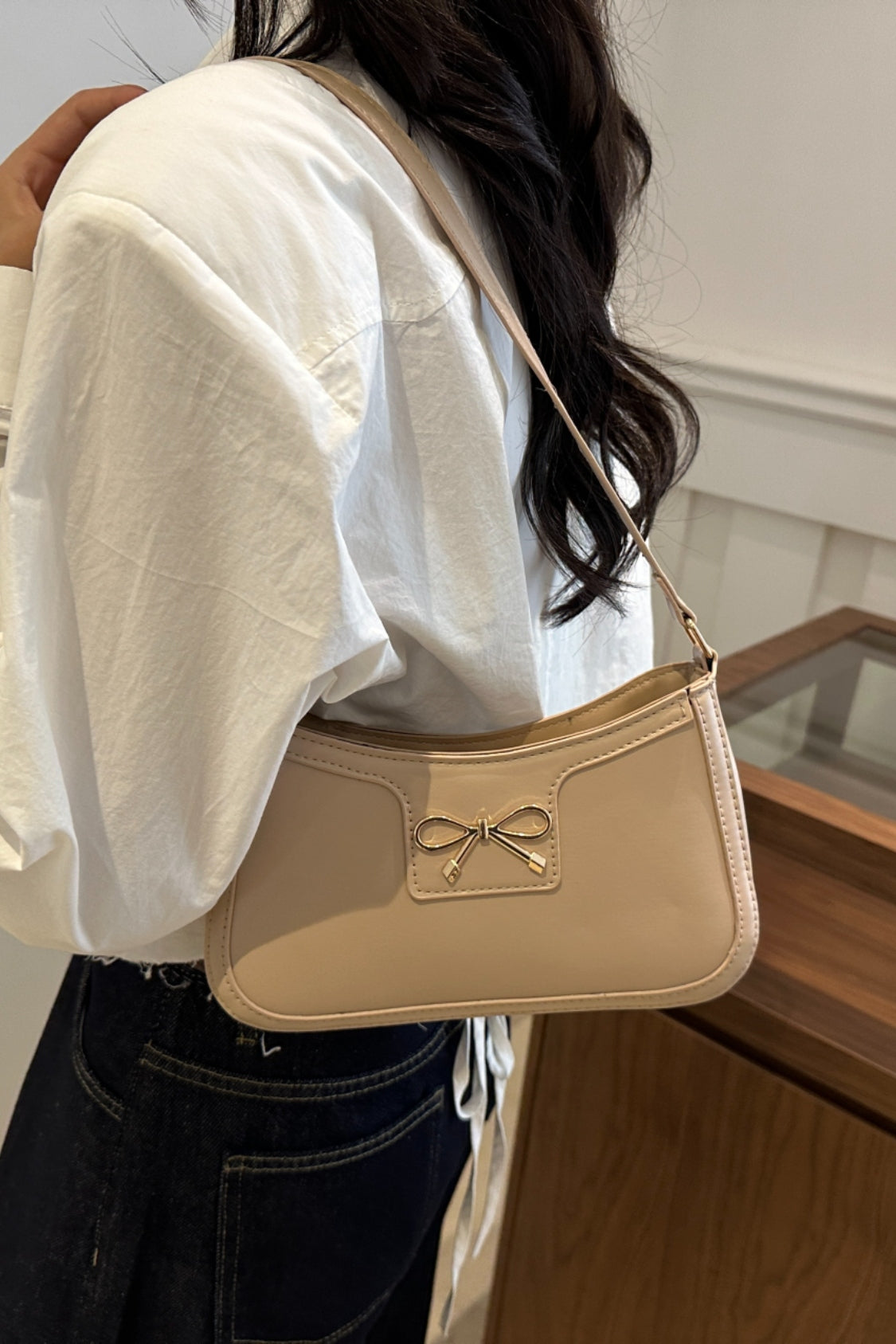 Bow Trim PU Leather Shoulder BagBow Trim PU Leather Shoulder Bag is a perfect blend of style and functionality. Crafted from high-quality elastomer and PU materials, this purse is designed to withsBow Trim PU Leather Shoulder BagBagBow Trim PU Leather Shoulder Bag