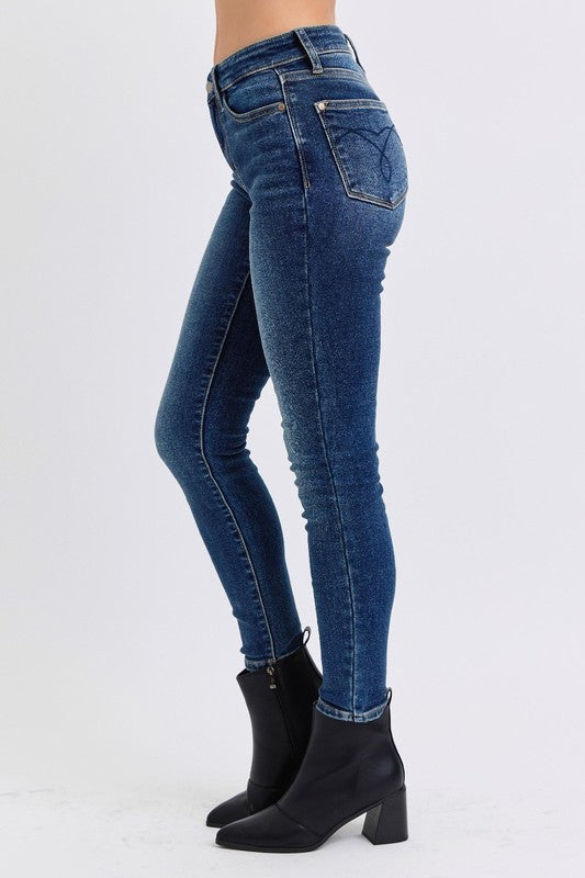 Judy Blue Full Size Run Mid-Rise Waist Skinny Jeans with Thermal LininMid-Rise Waist Skinny Jeans with Pockets are a versatile and essential piece for any wardrobe. With a flattering mid-rise waist and slimming skinny fit, these jeans Judy Blue Full Size Run Mid-Rise Waist Skinny JeansJudy Blue Full Size Run Mid-Rise Waist Skinny Jeans