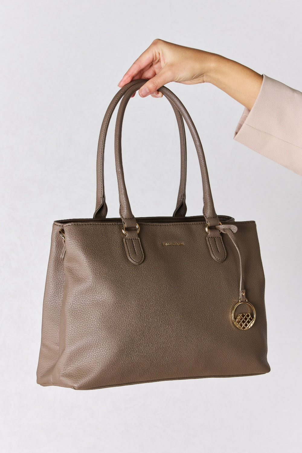 David Jones Structured Leather HandbagThe sleek lines and classic design exude a refined charm suitable for any occasion. The supple yet sturdy faux leather exterior not only replicates the luxurious feeDavid Jones Structured Leather HandbagDavid Jones Structured Leather Handbag