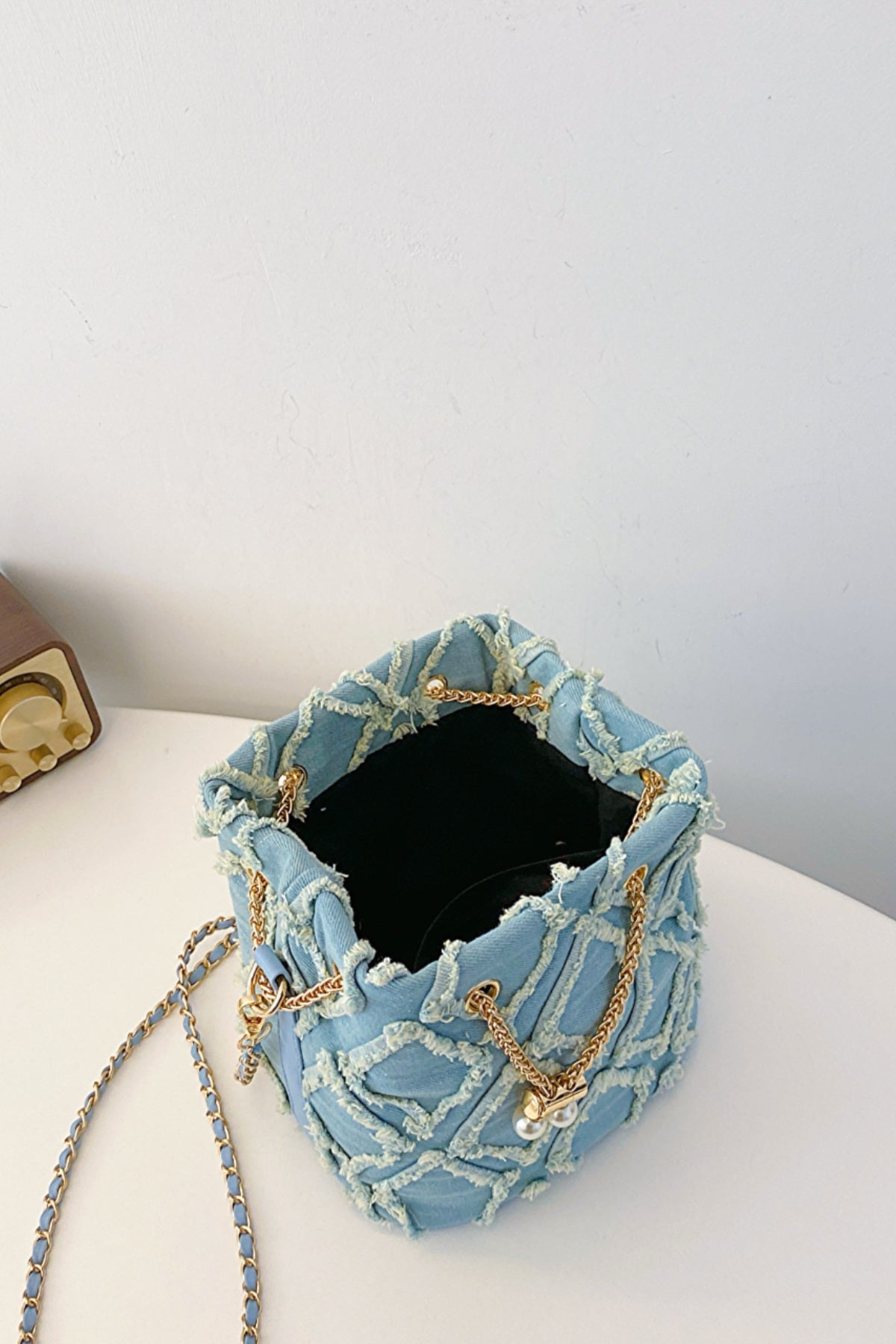 Chain Drawstring Raw Edge Denim Bucket BagBag size: Small
Material: Denim
Imported
Product Measurements (Measurements by inches) &amp; Size Conversion

Size
Actual Height
Actual Width
Actual Length


One SizChain Drawstring Raw Edge Denim Bucket BagChain Drawstring Raw Edge Denim Bucket Bag