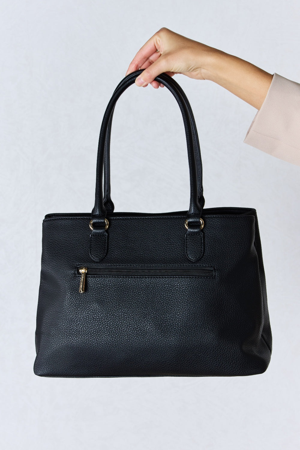 David Jones Structured Leather HandbagThe sleek lines and classic design exude a refined charm suitable for any occasion. The supple yet sturdy faux leather exterior not only replicates the luxurious feeDavid Jones Structured Leather HandbagDavid Jones Structured Leather Handbag